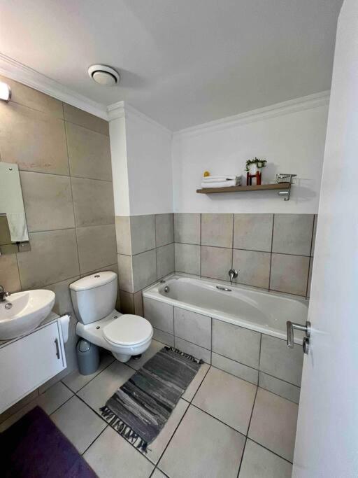 Modern, Trendy And Comfortable 2 Bedroom Apartment In Cidade Do Cabo Exterior foto
